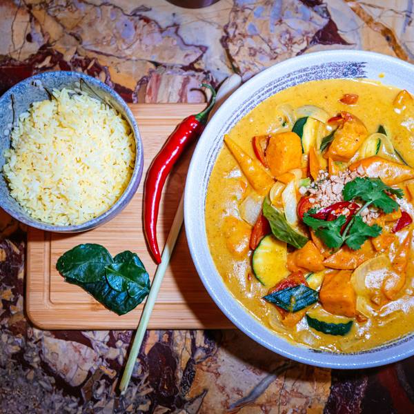 Bunt wie ein vietnamesischer Markt: veganes Süßkartoffel-Sai-Gon-Curry.