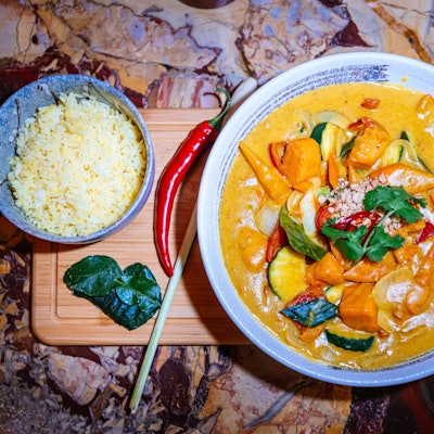Bunt wie ein vietnamesischer Markt: veganes Süßkartoffel-Sai-Gon-Curry.