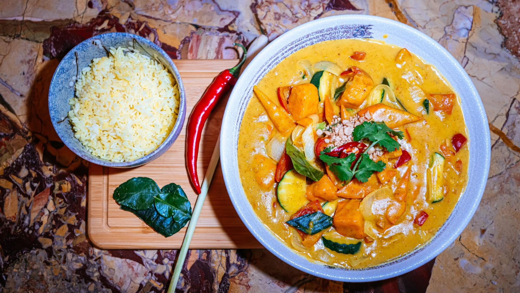 Bunt wie ein vietnamesischer Markt: veganes Süßkartoffel-Sai-Gon-Curry.