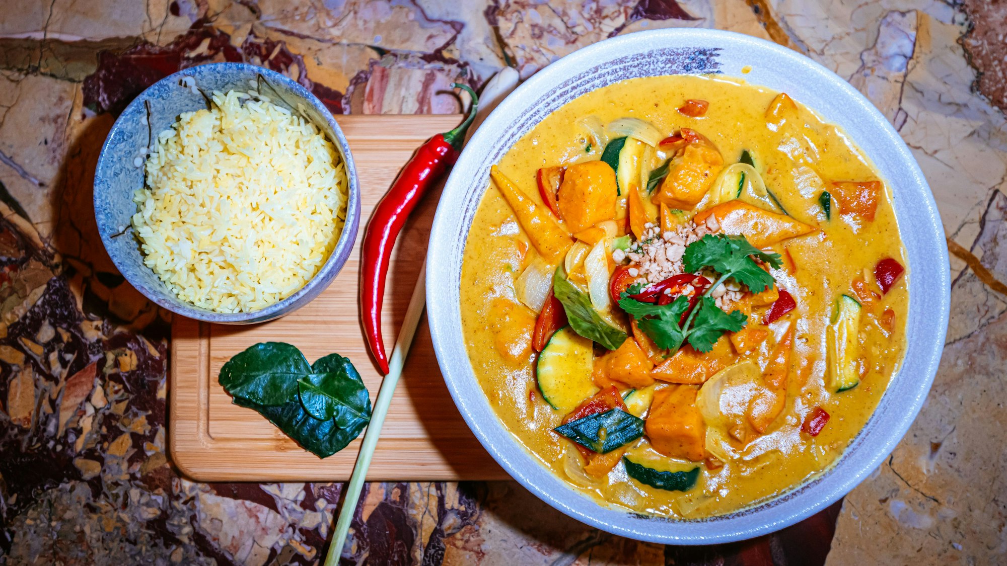 Bunt wie ein vietnamesischer Markt: veganes Süßkartoffel-Sai-Gon-Curry.