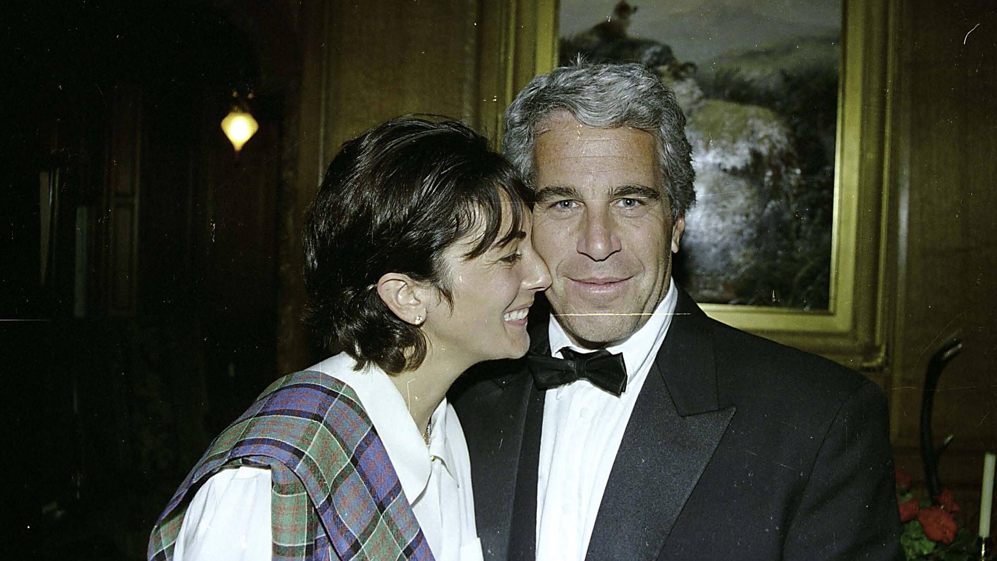 Sexualstraftäter Jeffrey Epstein auf einem undatierten Foto zusammen mit seiner Komplizin Ghislaine Maxwell. Ein französischer Modelagent mit engen Verbindungen zu Epstein wurde am Montag tot aufgefunden. (Archivbild)