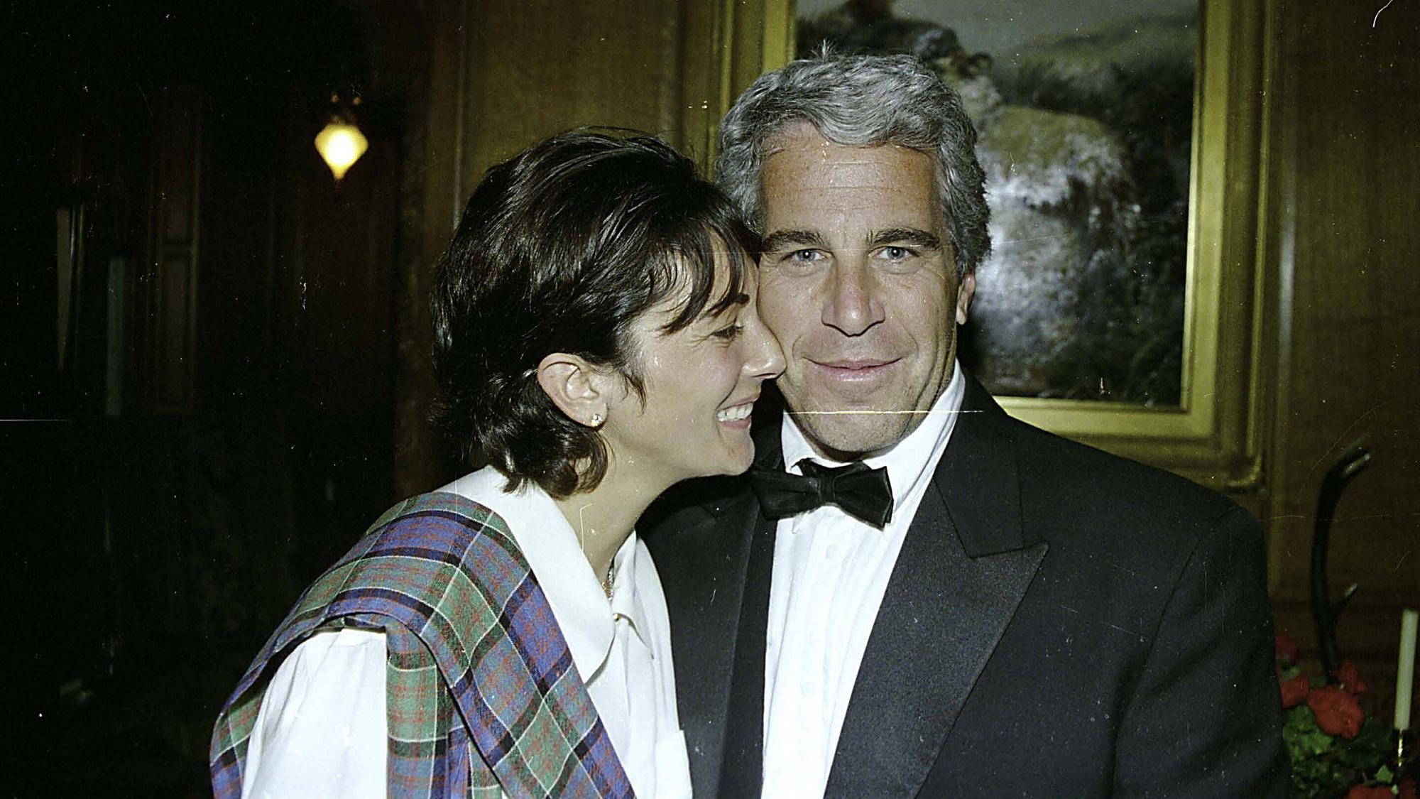 Der Sexualstraftäter Jeffrey Epstein zusammen mit seiner Komplizin Ghislaine Maxwell auf einer Archivaufnahme.