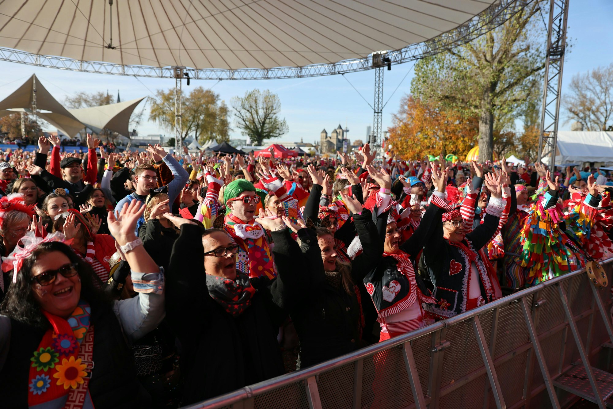 Beste Laune bei bestem Wetter: Das Publikum im Kölner Tanzbrunnen ist begeistert.