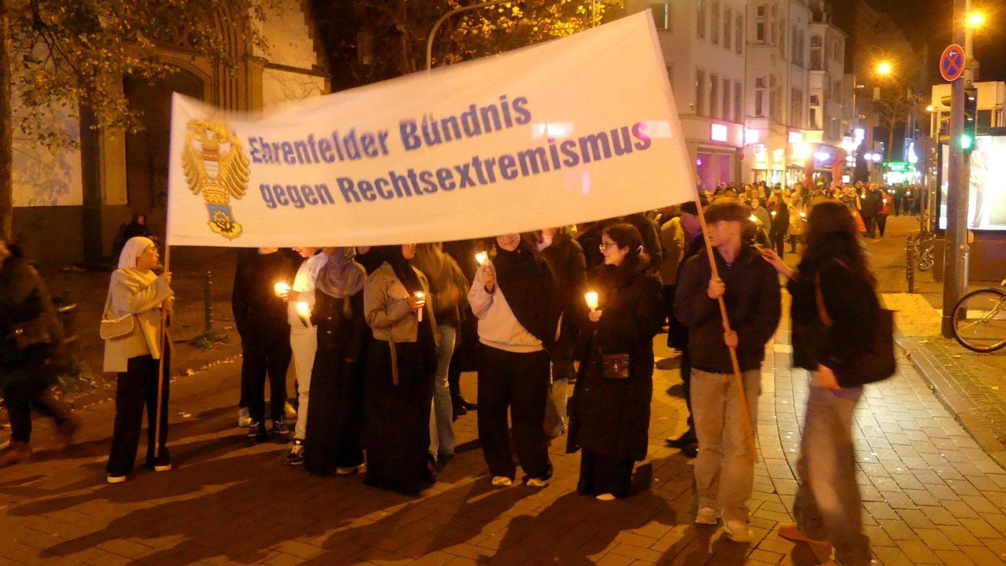 Jugendliche Teilnehmer eines Marsches tragen ein Transparent mit der Aufschrift „Ehrenfelder Bündnis gegen Rechtextremismus“.