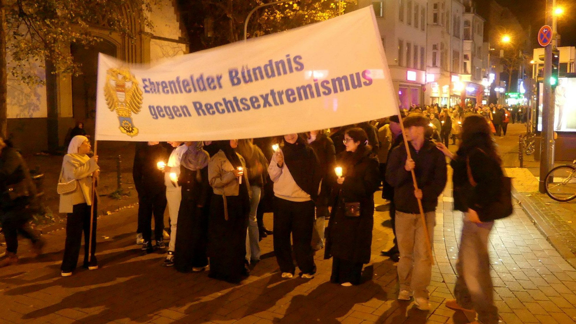 Jugendliche Teilnehmer eines Marsches tragen ein Transparent mit der Aufschrift „Ehrenfelder Bündnis gegen Rechtextremismus“.