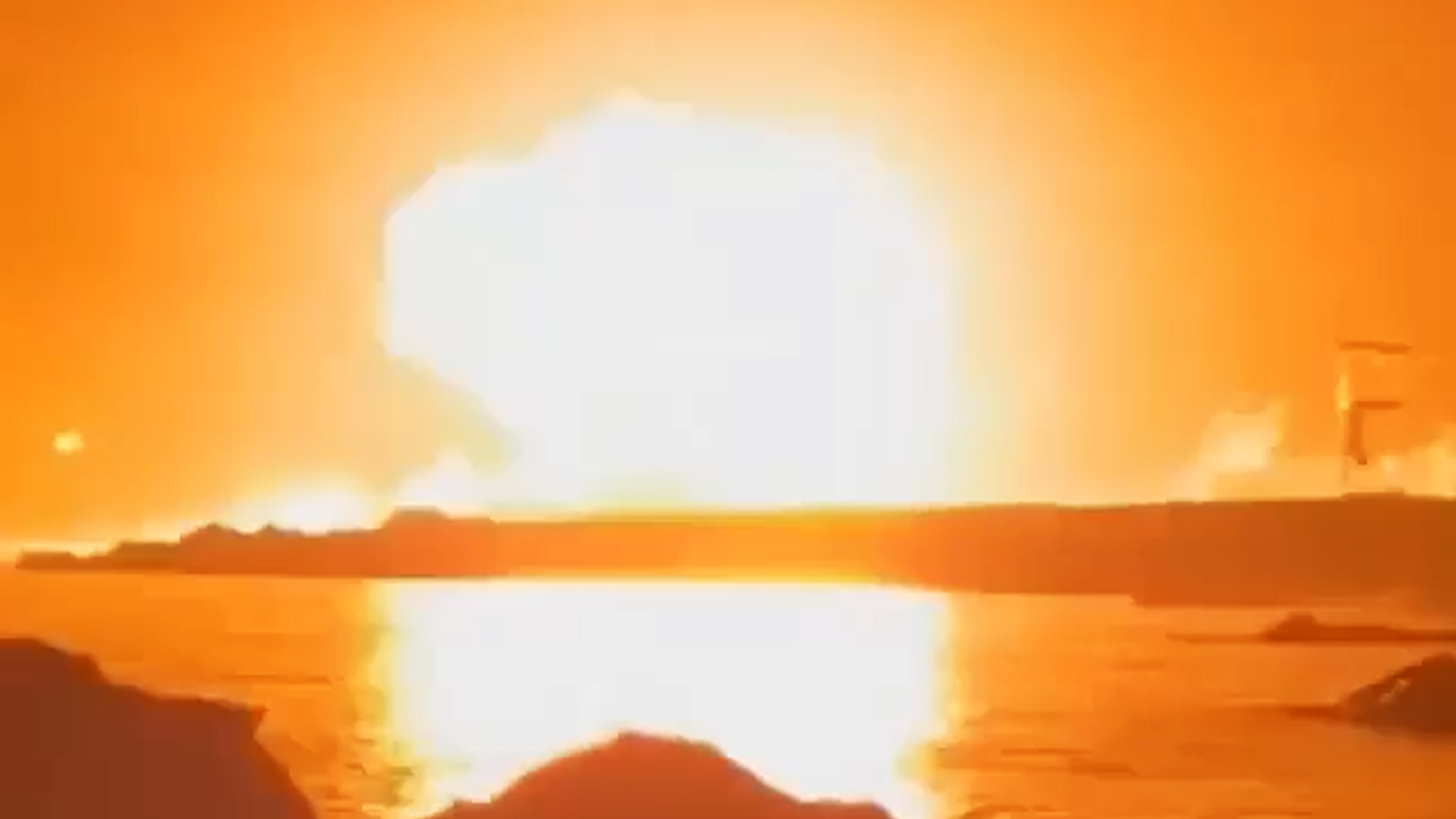 Ein Screenshot aus kursierenden Videos, die eine Explosion im russischen Tuapse zeigen sollen. War ein Flamingo-Angriff für die massive Explosion verantwortlich?