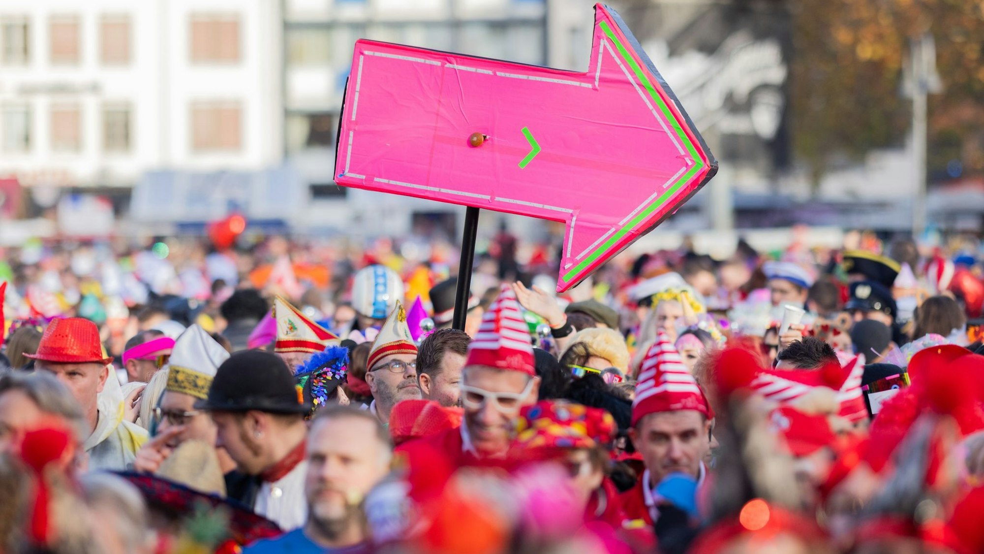 Der Start in die Karnevalssession verlief laut Kölner Ordnungsamt recht entspannt.
