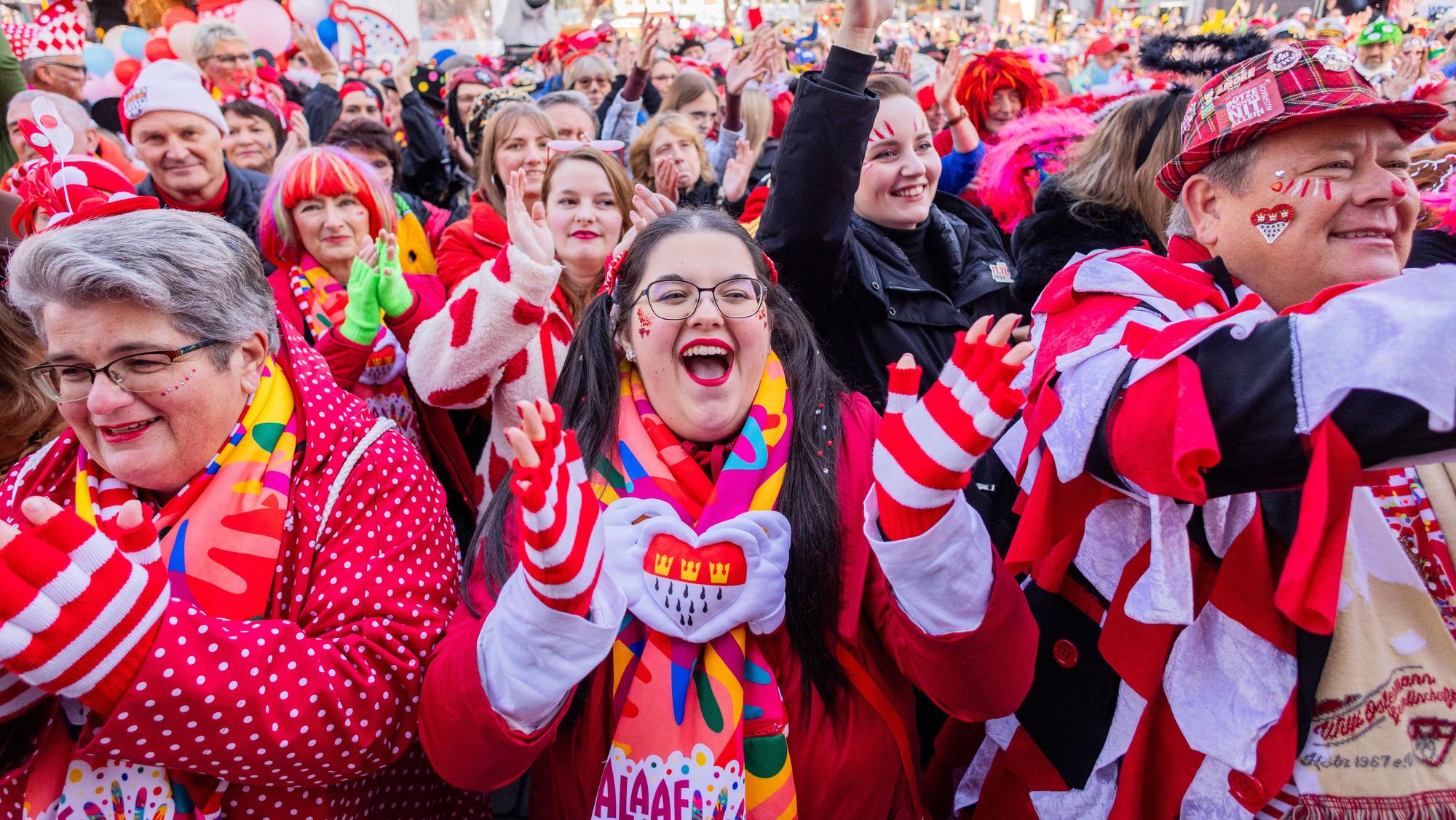 Köln: Jecken feiern den Auftakt der Karnevalssession auf dem Heumarkt.