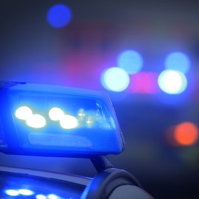 Ein Polizeiauto mit eingeschaltetem Blaulicht.