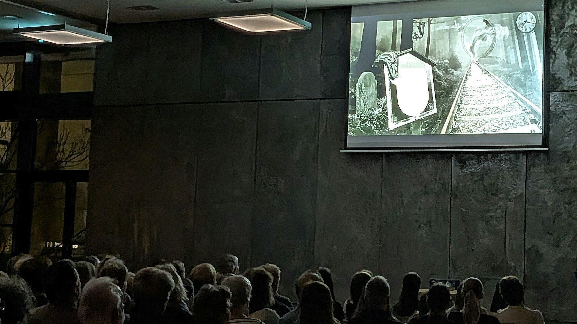 Mädchen und Jungen des Kunstleistungskurses Q1 der Europaschule zeigten ihre Animationsfilm „Pogrome erinnern“.