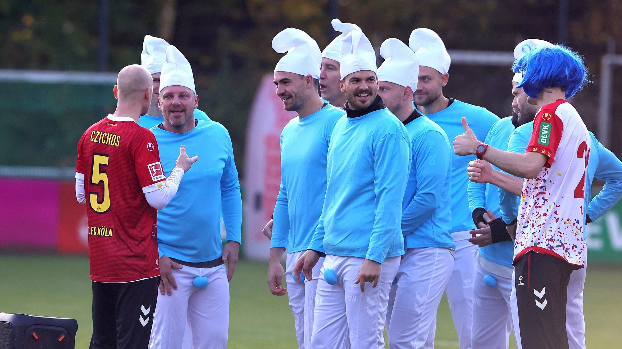 Lukas Kwasniok (1. FC Köln) und sein Trainerteam als Schlümpfe