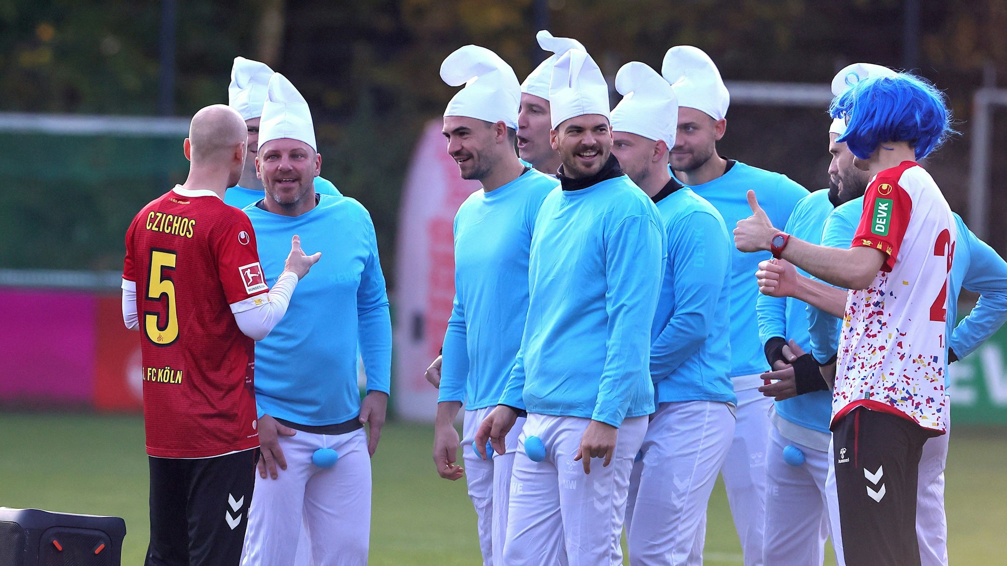 Lukas Kwasniok (1. FC Köln) und sein Trainerteam als Schlümpfe