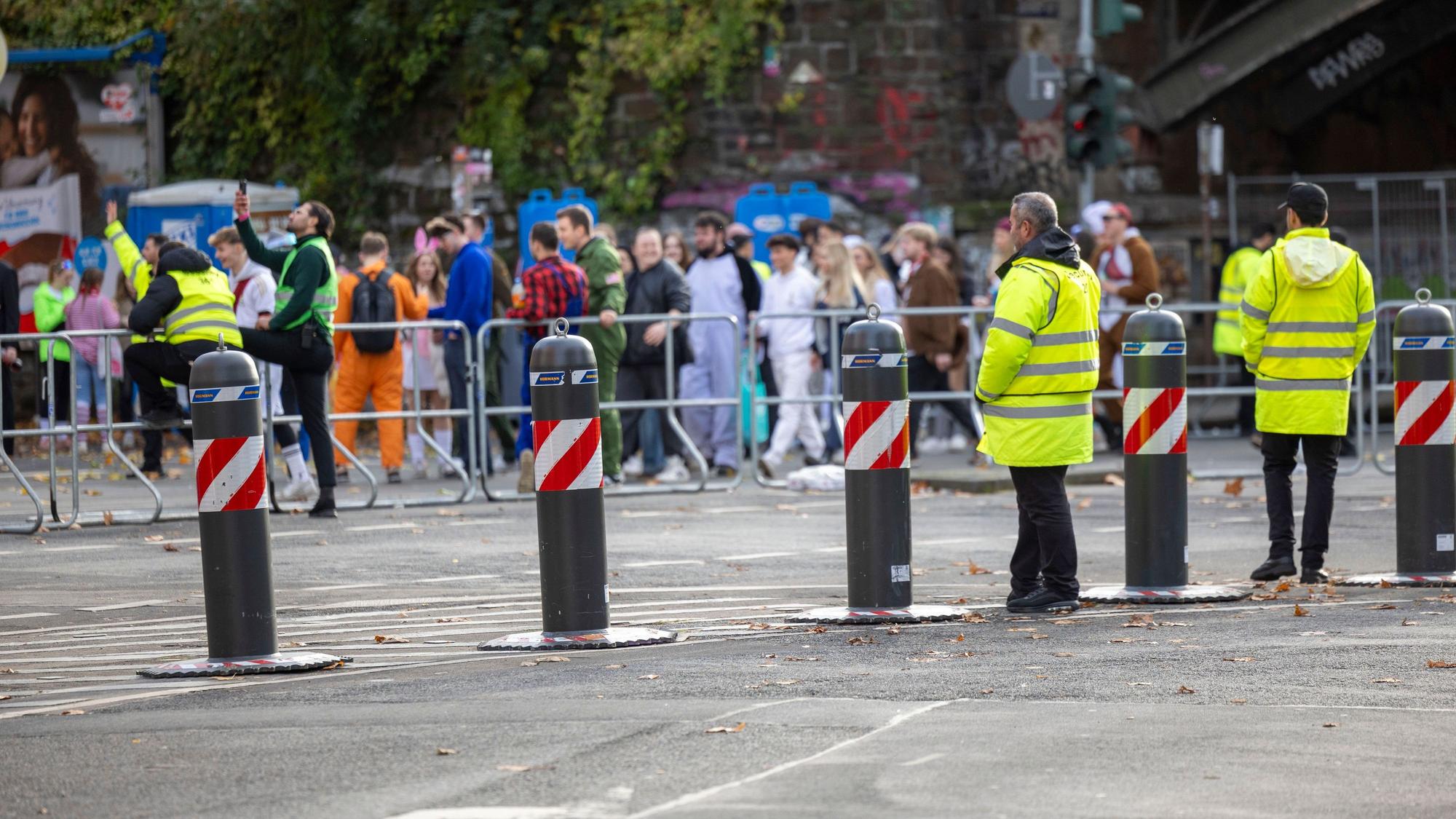 Viele Feiernde mussten rund ums Studentenviertel deutlich mehr Meter zurücklegen als geplant.