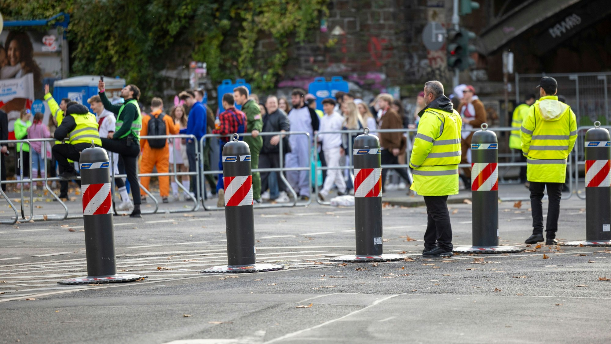 Viele Feiernde mussten rund ums Studentenviertel deutlich mehr Meter zurücklegen als geplant.