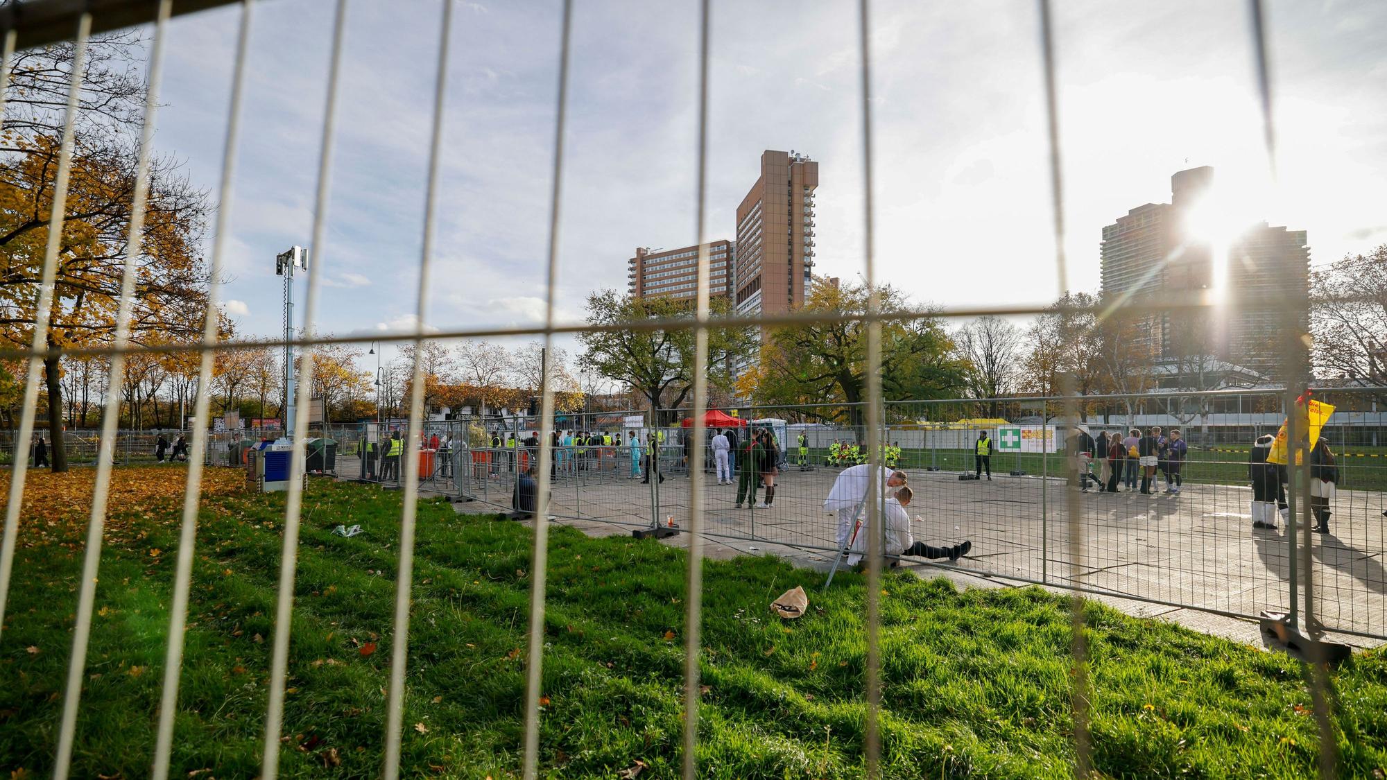 Die Ausweichfläche auf der Uniwiese blieb für die meisten Feiernden eine Durchgangsstation.