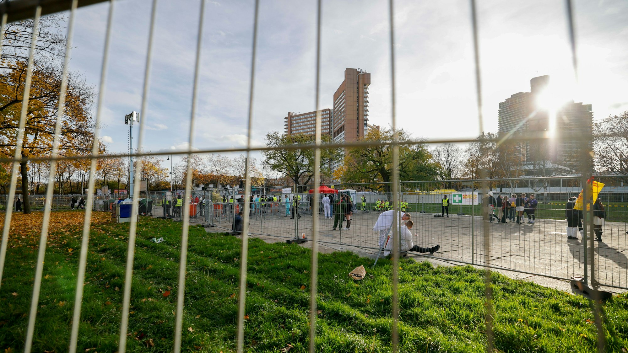 Die Ausweichfläche auf der Uniwiese blieb für die meisten Feiernden eine Durchgangsstation.