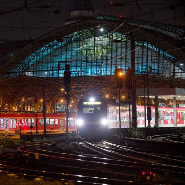 Die Bahn nimmt ein neues Stellwerk in Betrieb und sperrt dafür ab dem 14.11.2025. 21.00 Uhr, den Kölner Hauptbahnhof zehn Tage lang fast komplett.