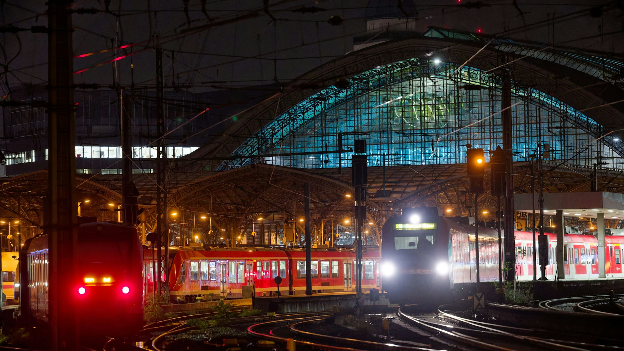 Die Bahn nimmt ein neues Stellwerk in Betrieb und sperrt dafür ab dem 14.11.2025. 21.00 Uhr, den Kölner Hauptbahnhof zehn Tage lang fast komplett.