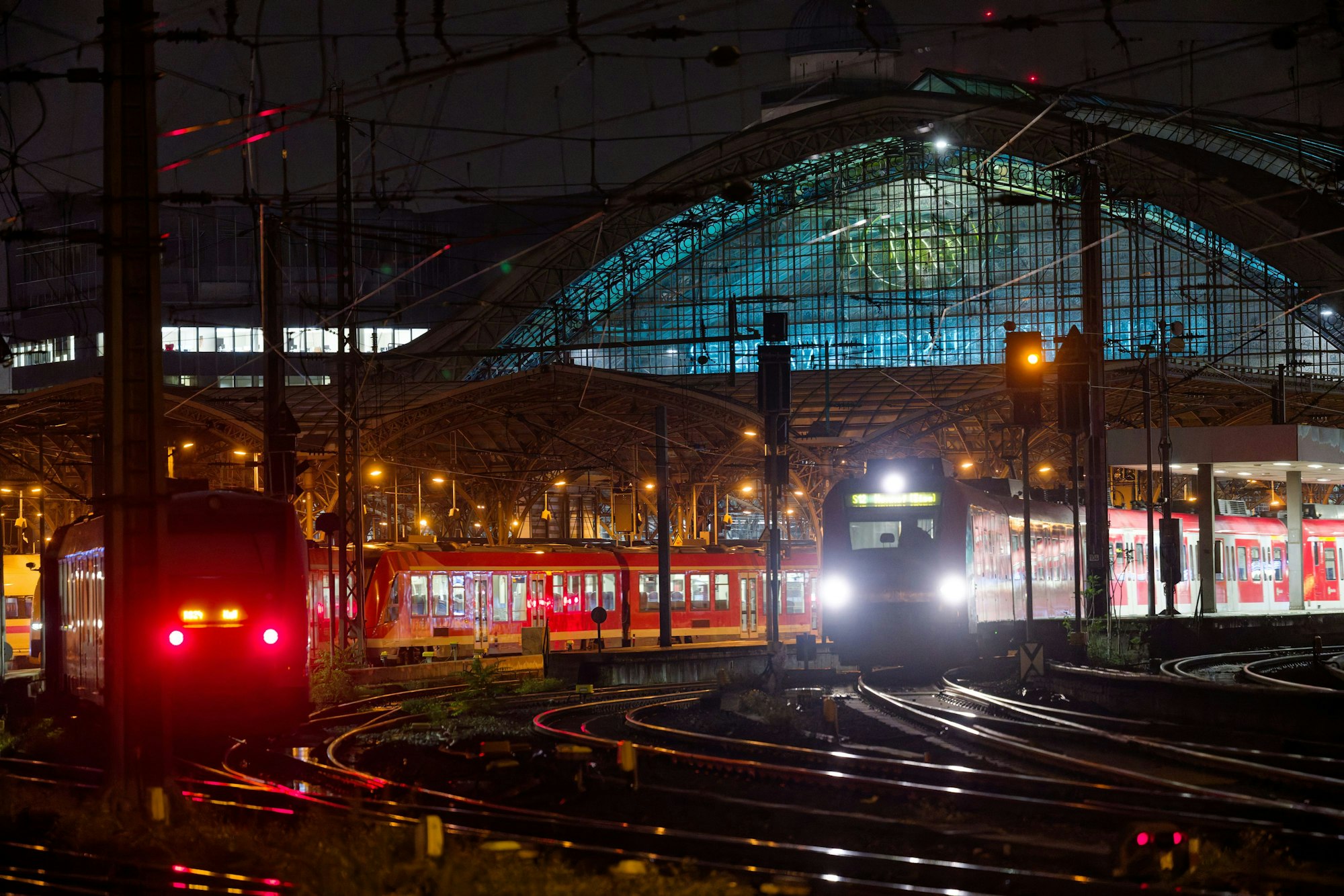 Züge fahren in den Hauptbahnhof.