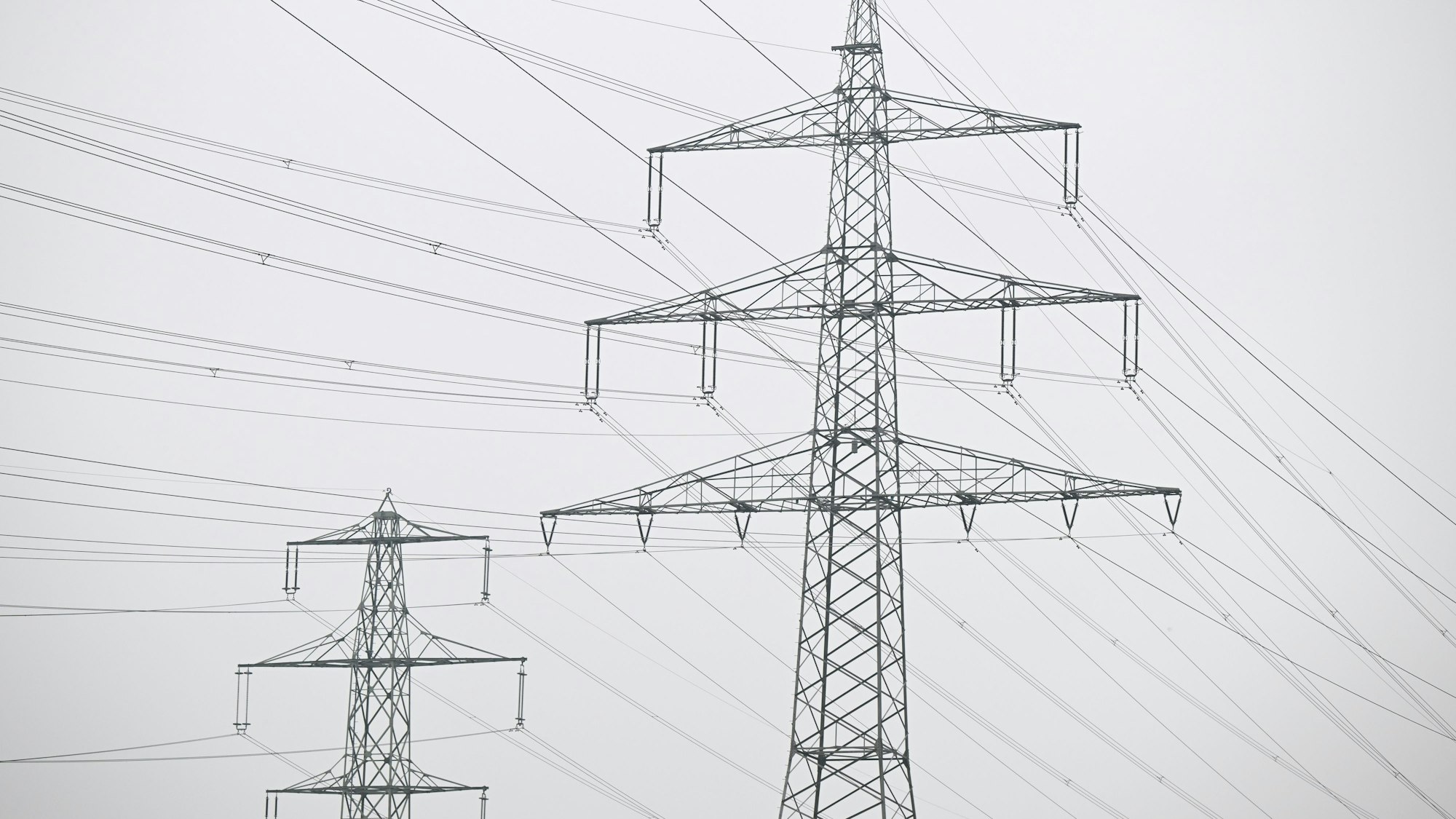 Das Foto zeigt Strommasten.