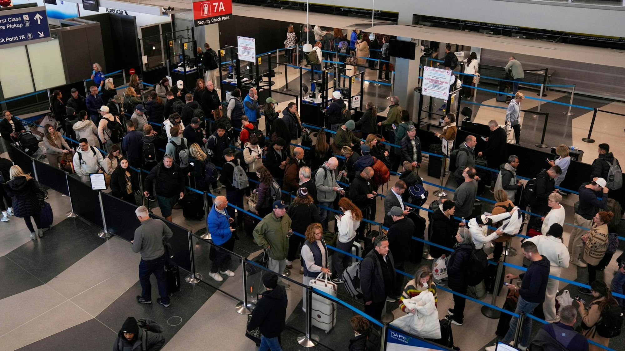 Lange Schlange wegen des Shutdowns am Flughafen Chicago.