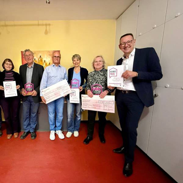 Jürgen und Beate Letzner sowie Ulrich Conrads von der Lambertsmühle, Rainer Pentzek und Claudia Graff vom Quartierstreff Ösinghausen und Sybille Arnold vom Bürgerbusverein mit Bürgermeister Dirk Runge