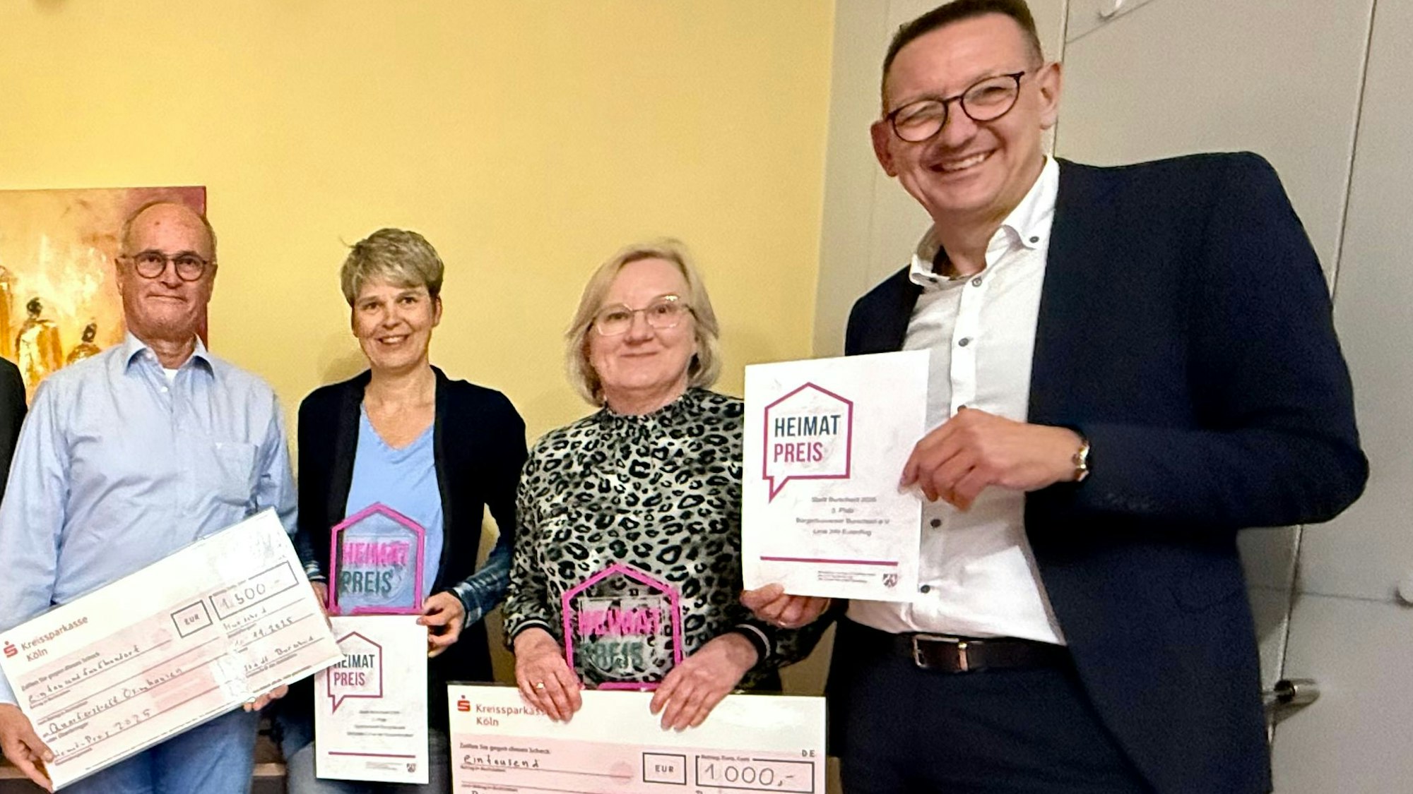 Rainer Pentzek und Claudia Graff vom Quartierstreff Ösinghausen mit Sybille Arnold vom Bürgerbusverein und Bürgermeister Dirk Runge