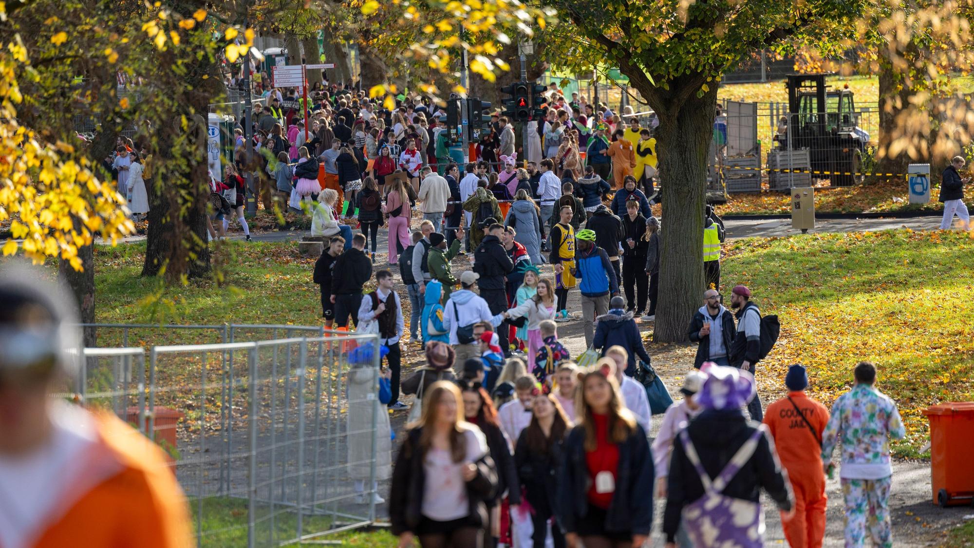 Viele Feiernde zog es zum Aachener Weiher, als die Zülpicher Straße voll war.