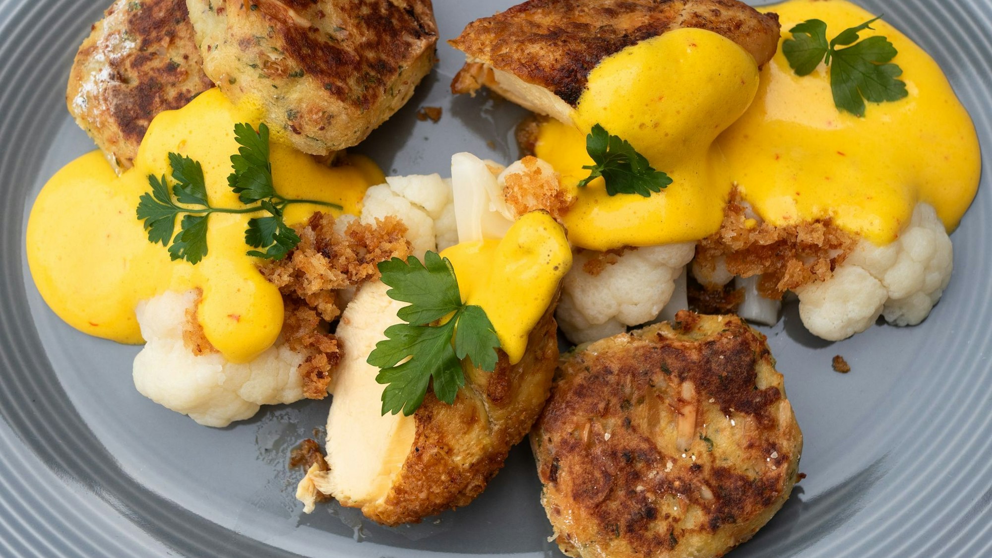 Maishähnchenbrust mit Blumenkohl und leuchtend gelber Safran-Kardamom-Sauce ist eine Kreation von Küchenchef Thomas Bucher aus dem Altenburger Land.