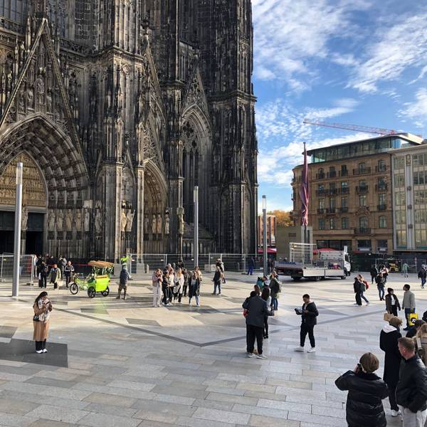 Die Domplatte vor dem Hauptportal des Kölner Doms.