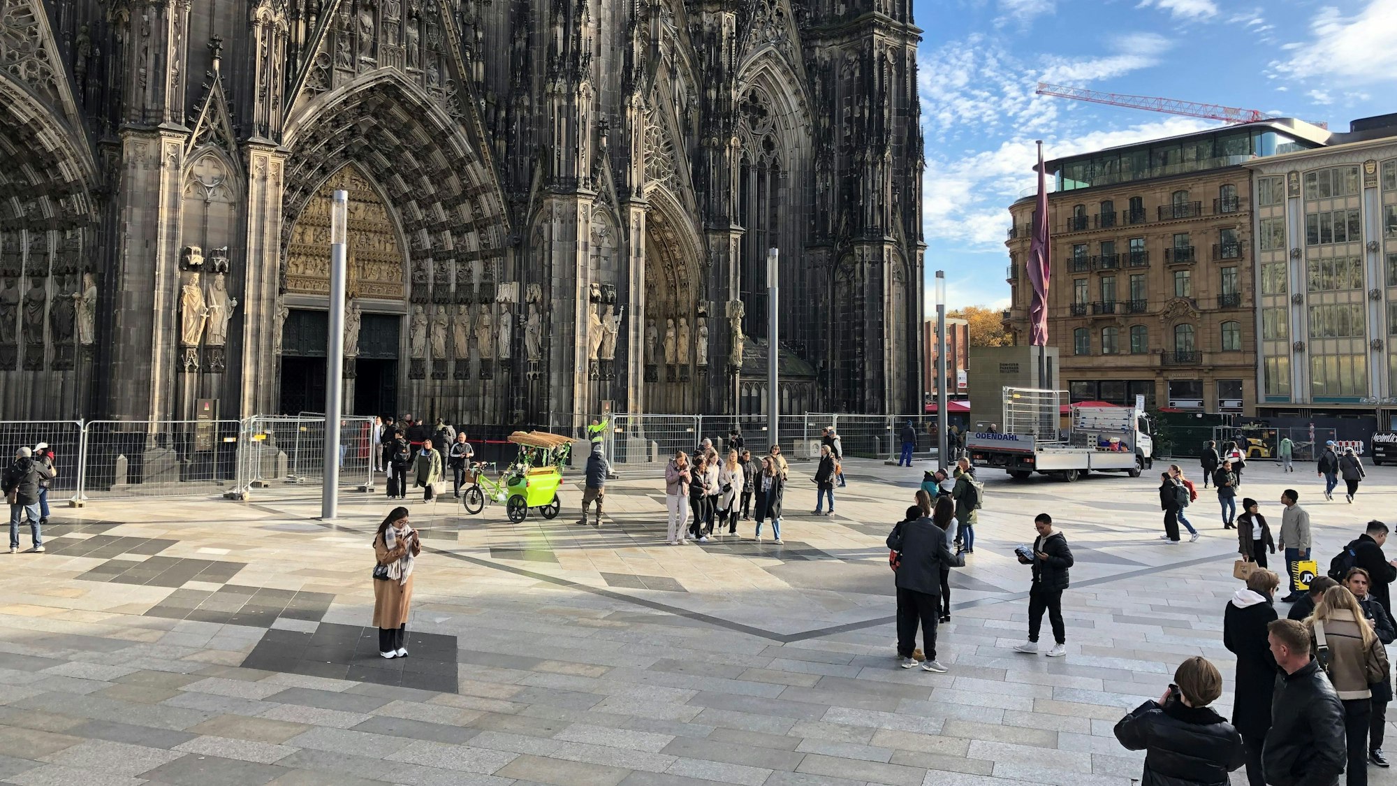 Die Domplatte vor dem Hauptportal des Kölner Doms