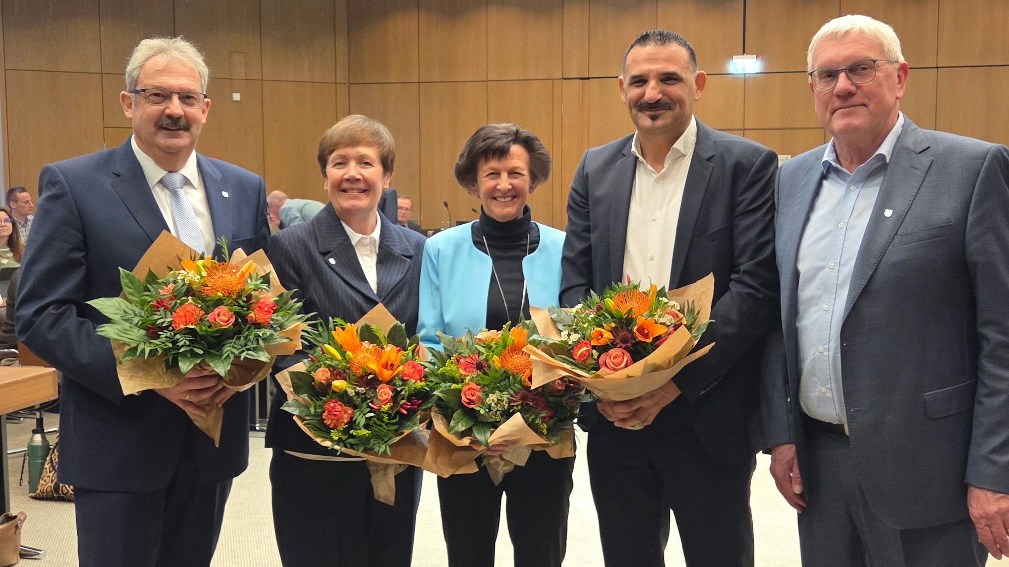 Landrat Sebastian Schuster (rechts) und seine gewählten stellv. Landräte und Landrätinnen: v.l. Christoph Fiévet (CDU), dritter stellv. Landrat; Ute Krupp (SPD), zweite stellv. Landrätin;Notburga Kunert (CDU), erste stellv. Landrätin, und Erkan Zorlu (Grüne), vierter stellv. Landrat.Anica Tischler