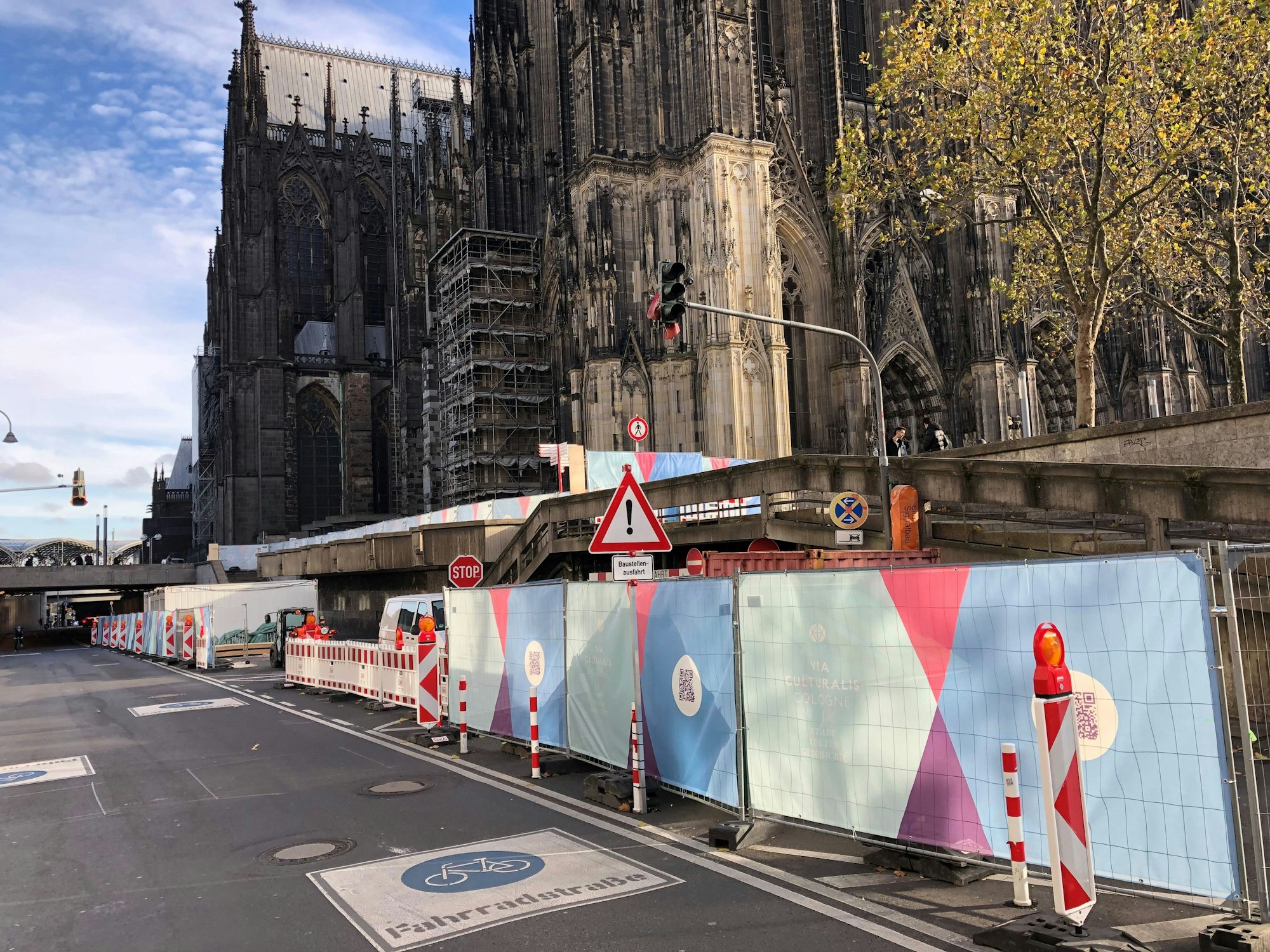 Absperrungen und Baucontainer für die Sanierung der Tiefgarage am Kölner Dom stehen auf der Trankgasse.