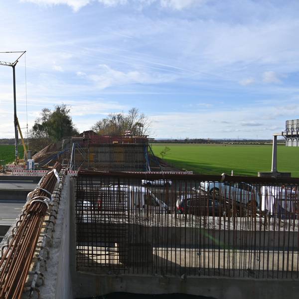 Zu sehen ist die Baustelle einer neuen Brücke über eine Autobahn.