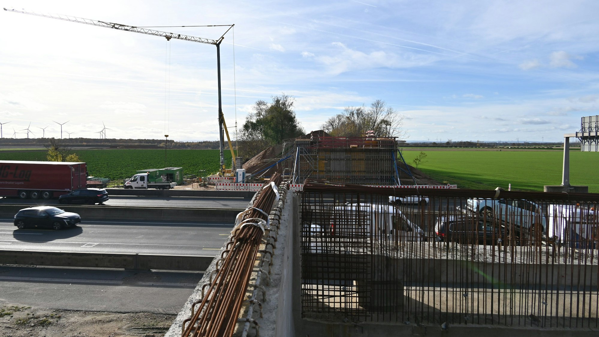 Zu sehen ist die Baustelle einer neuen Brücke über eine Autobahn.