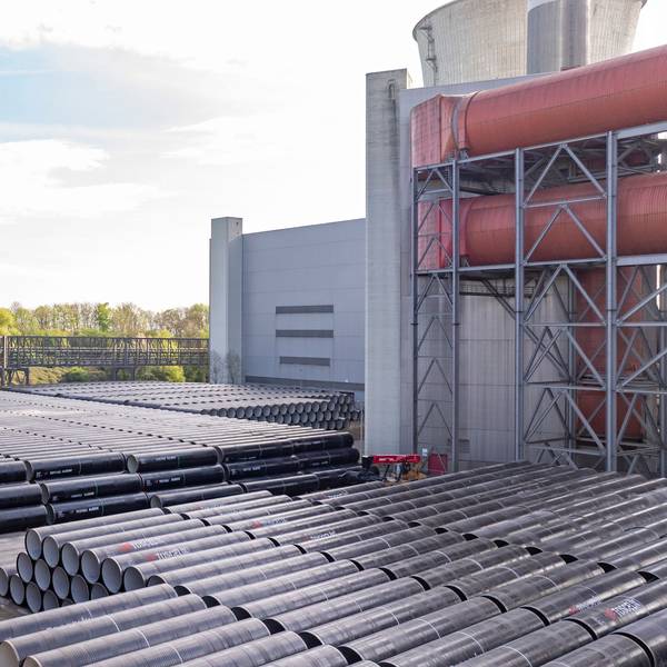 Die Rohre für die Rheinwassertransportleitung sind am Kraftwerk Neurath und auf einer Fläche des ehemaligen Tagebaus Fortuna zwischengelagert.