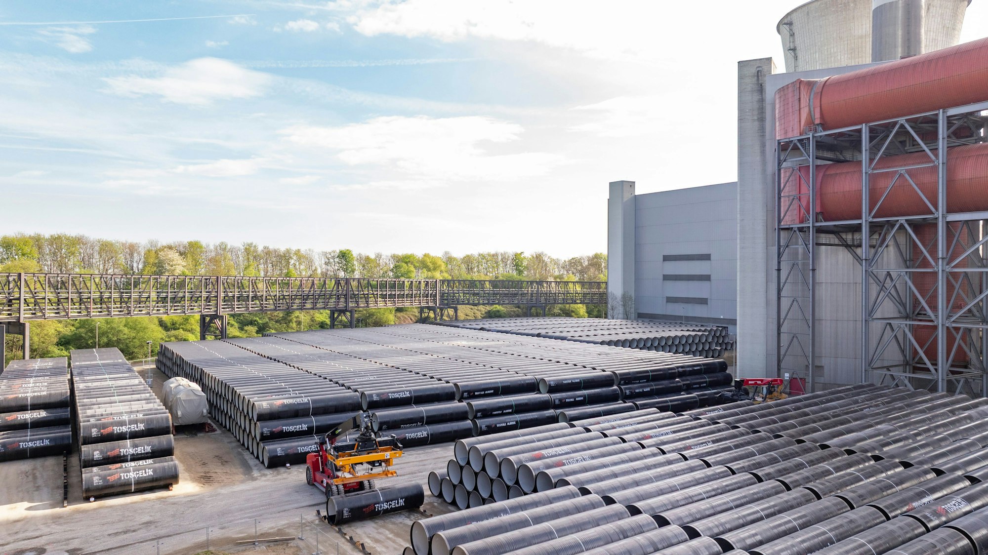 Das Bild zeigt die aufgereihten großen Rohre.