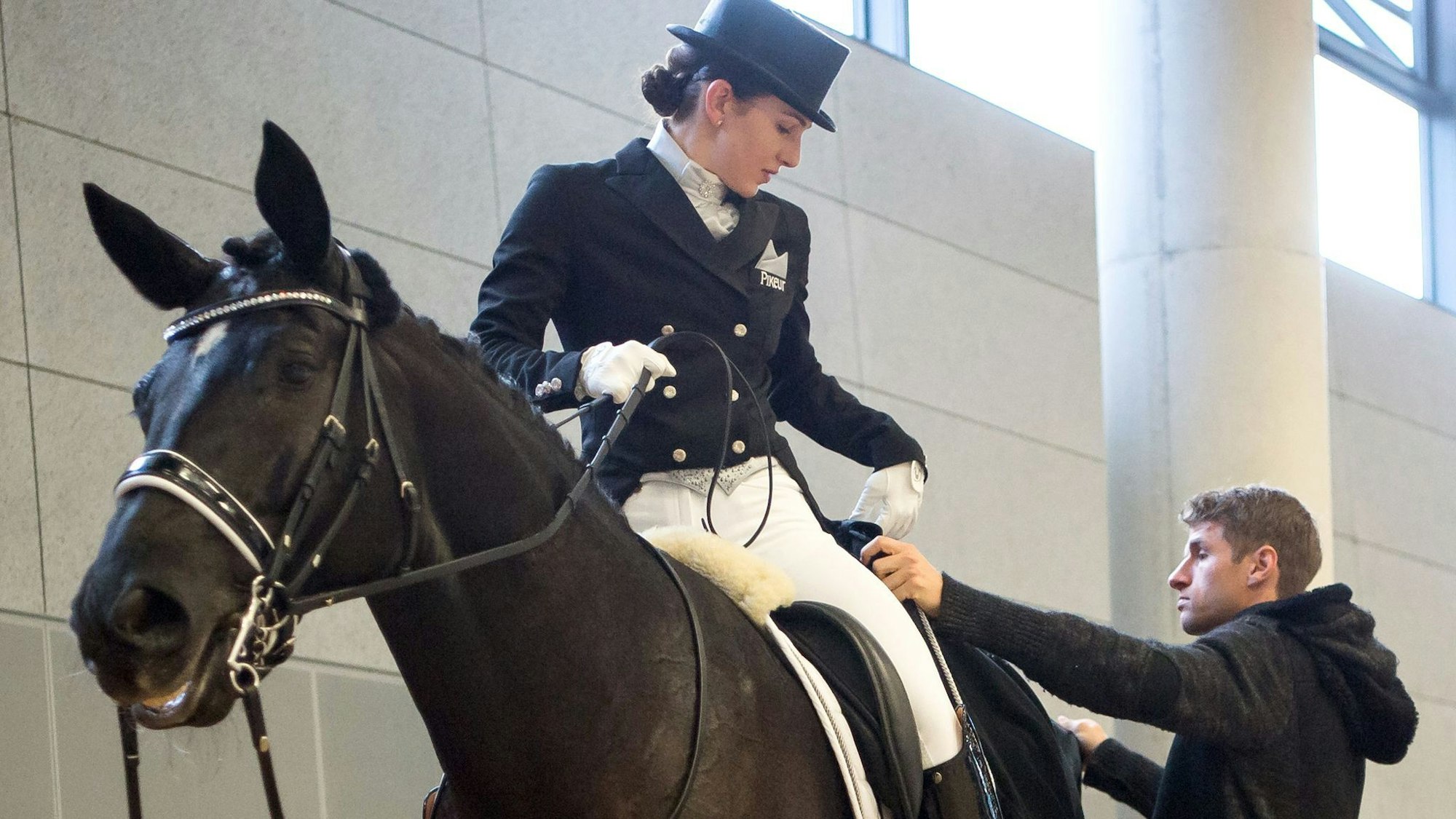 Thomas Müller hilft seiner Frau Lisa bei der Vorbereitung. (Archiv)