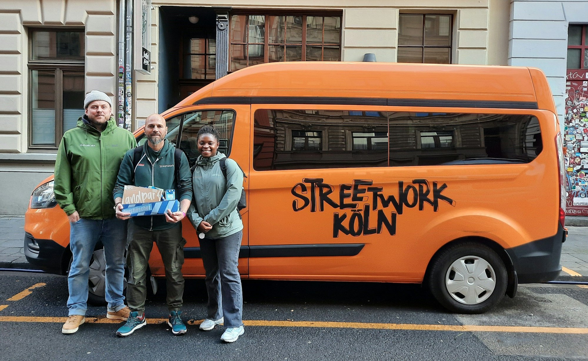 Lasse Golob (v.l.), Tarek Maarouf und Fezane Tobias helfen jungen Jecken am Elften Elften.