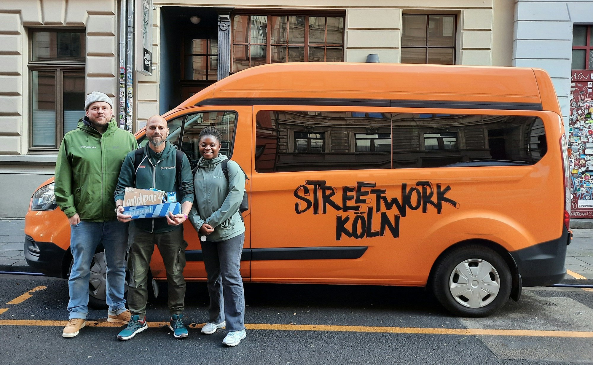 Lasse Golob (v.l.), Tarek Maarouf und Fezane Tobias helfen jungen Jecken am Elften Elften.