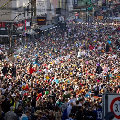 Menschenmassen auf der Zülpicher Straße in Köln am Elften im Elften.