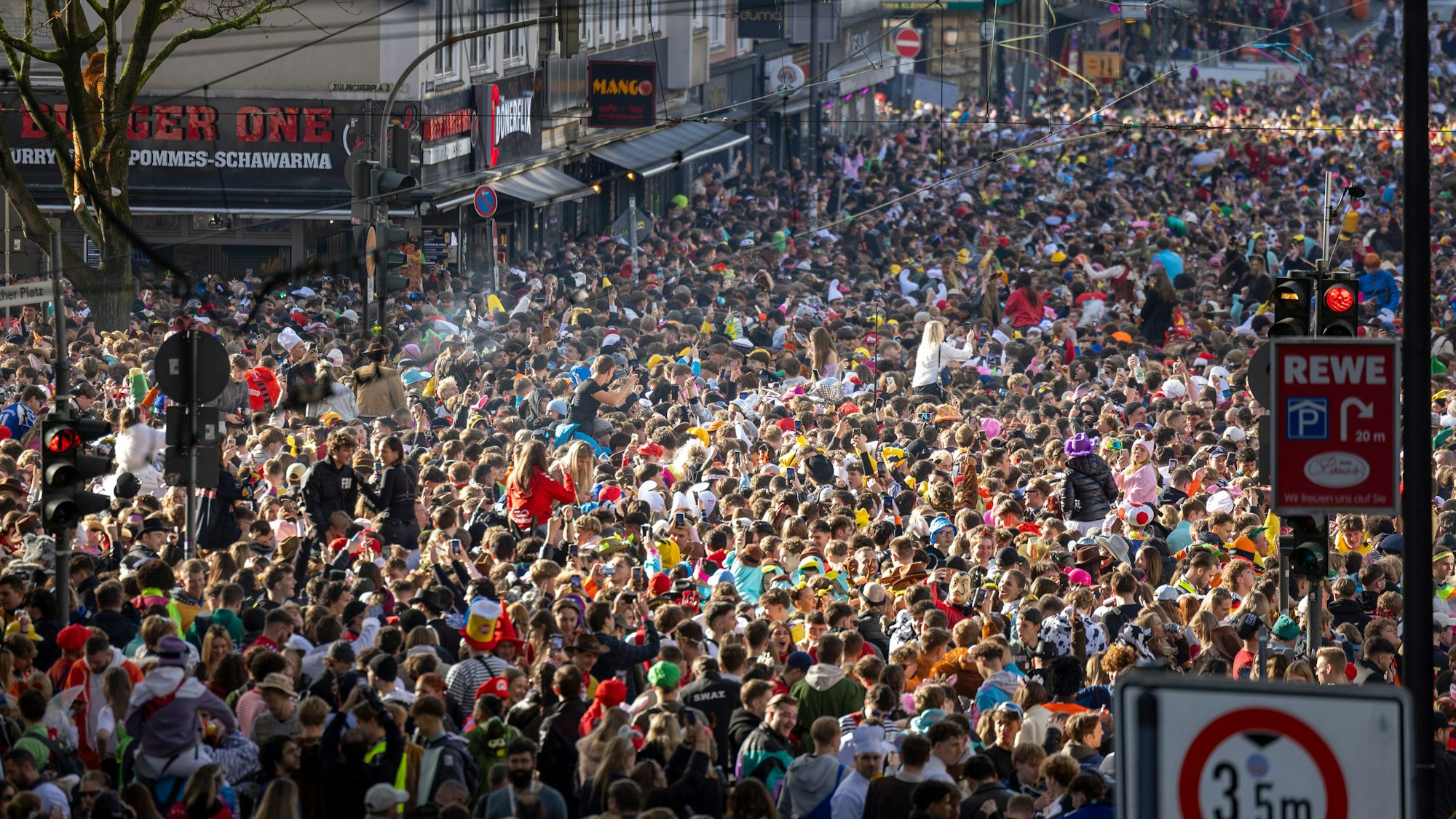 Menschenmassen auf der Zülpicher Straße in Köln am Elften im Elften.
