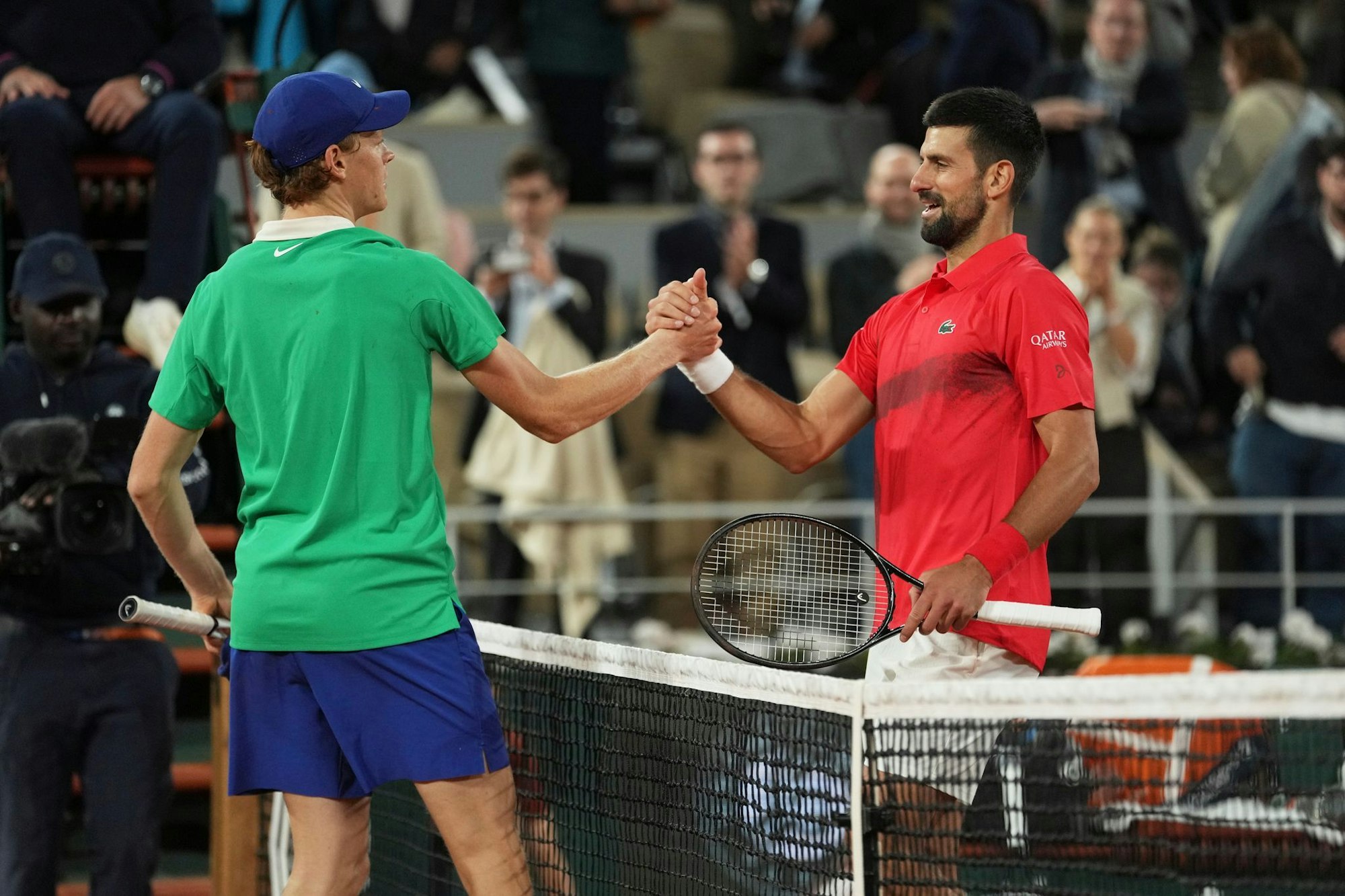 Novak Djokovic (r) hat eine klare Meinung zum Dopingfall von Jannik Sinner.
