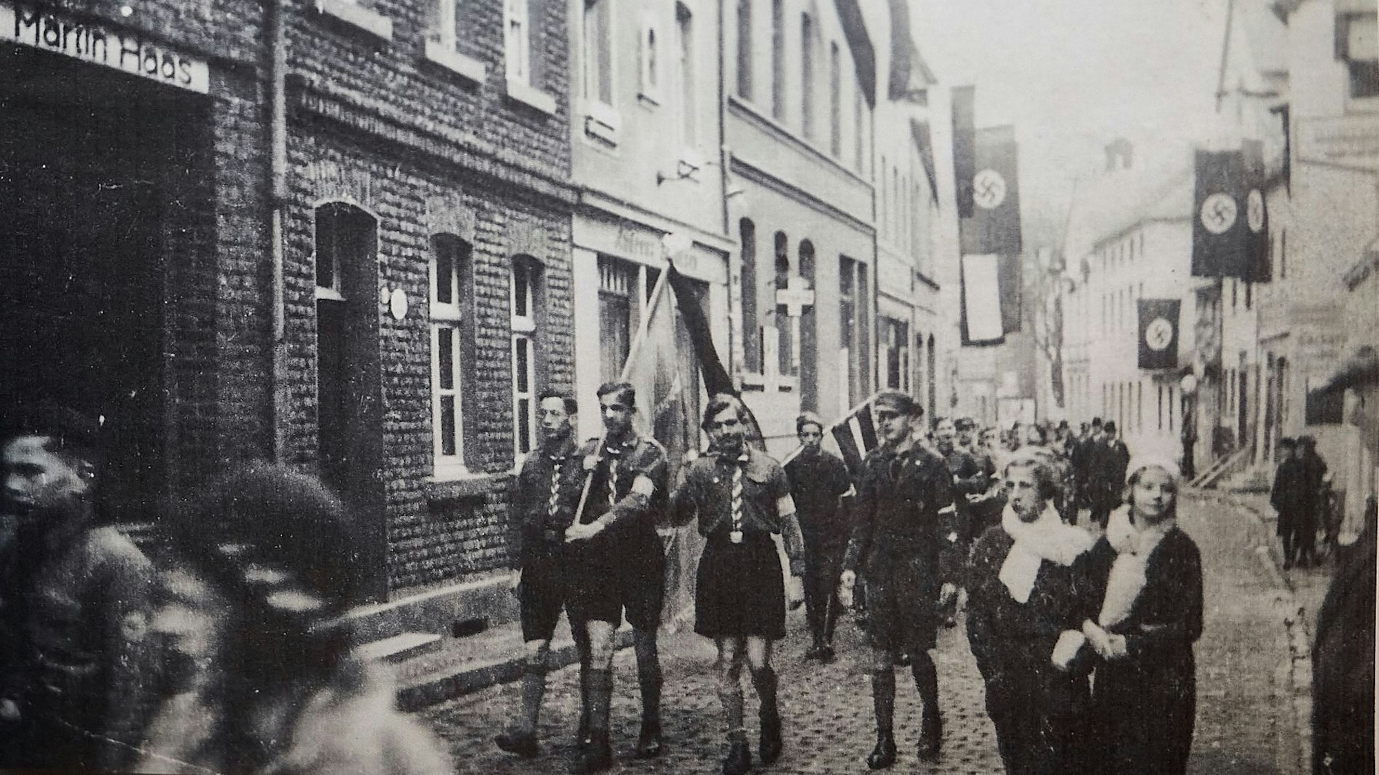Das historische Foto zeigt den Aufmarsch der Hitlerjugend vor dem Geschäft von Martin Haas.