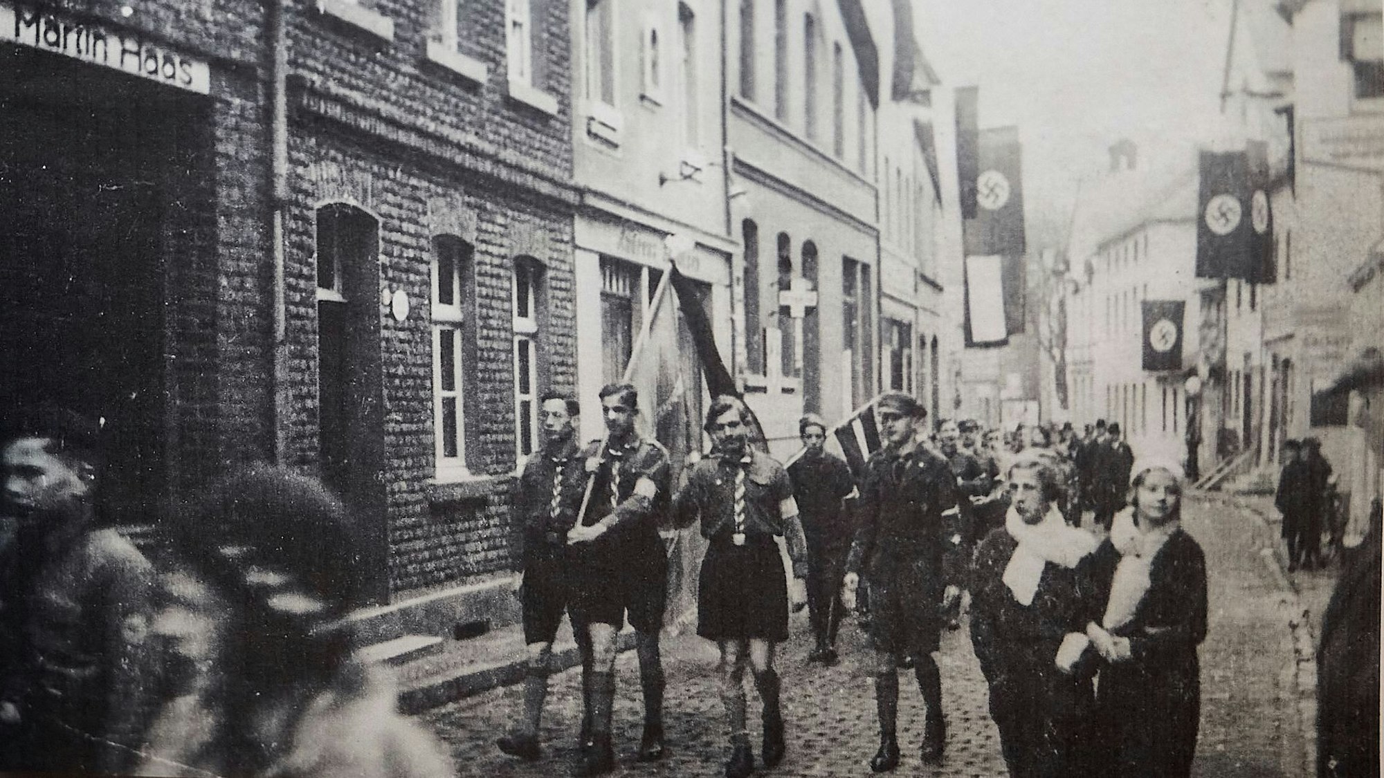 Das historische Foto zeigt den Aufmarsch der Hitlerjugend vor dem Geschäft von Martin Haas.