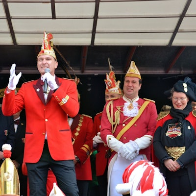 Der designierte Prinz hält seine erste Ansprache ans närrische Volk, mit ihm auf der Bühne stehen Vertreterinnen und Vertreter der Zülpicher Karnevalsgesellschaften.