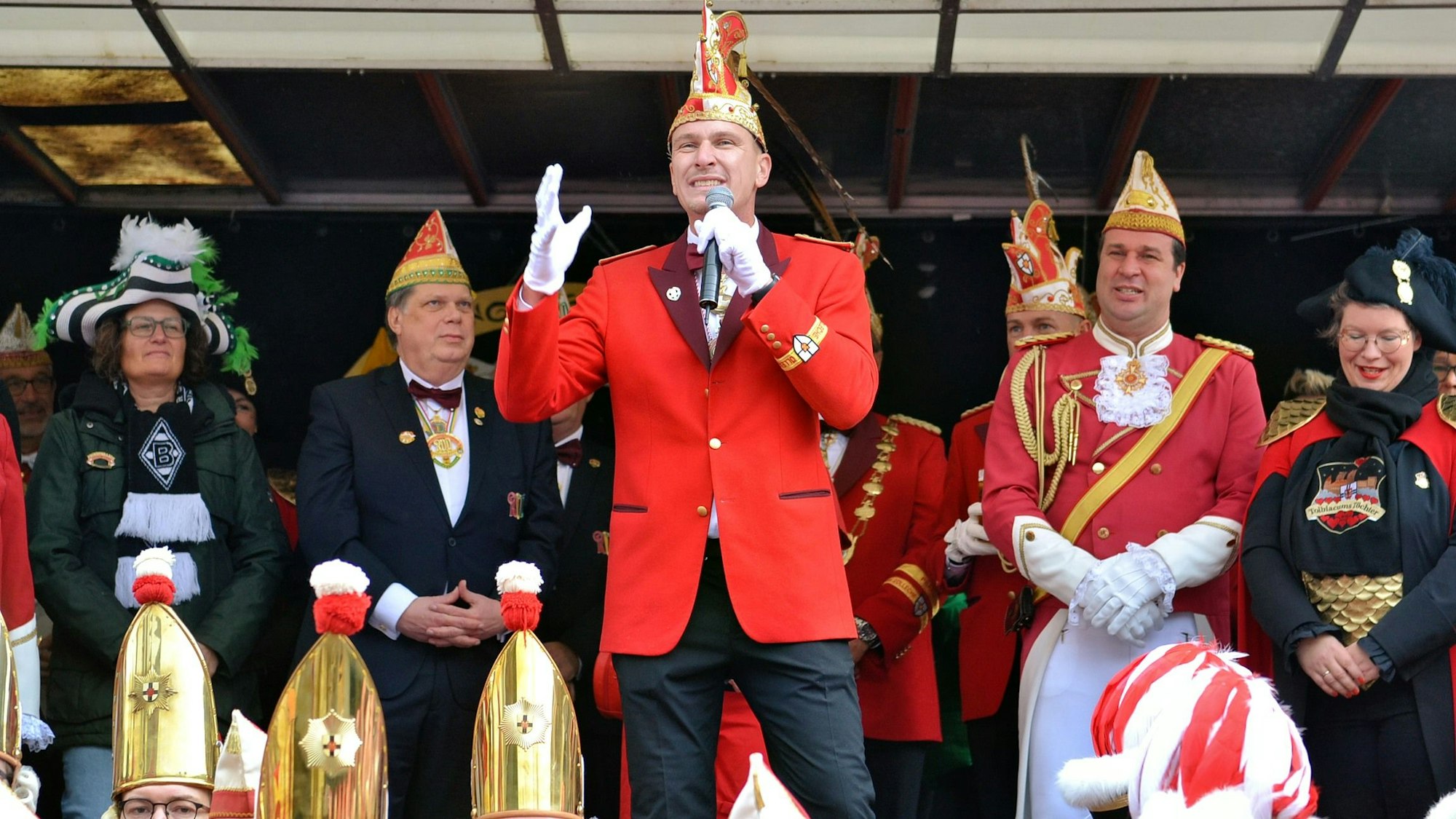 Der designierte Prinz hält seine erste Ansprache ans närrische Volk, mit ihm auf der Bühne stehen Vertreterinnen und Vertreter der Zülpicher Karnevalsgesellschaften.