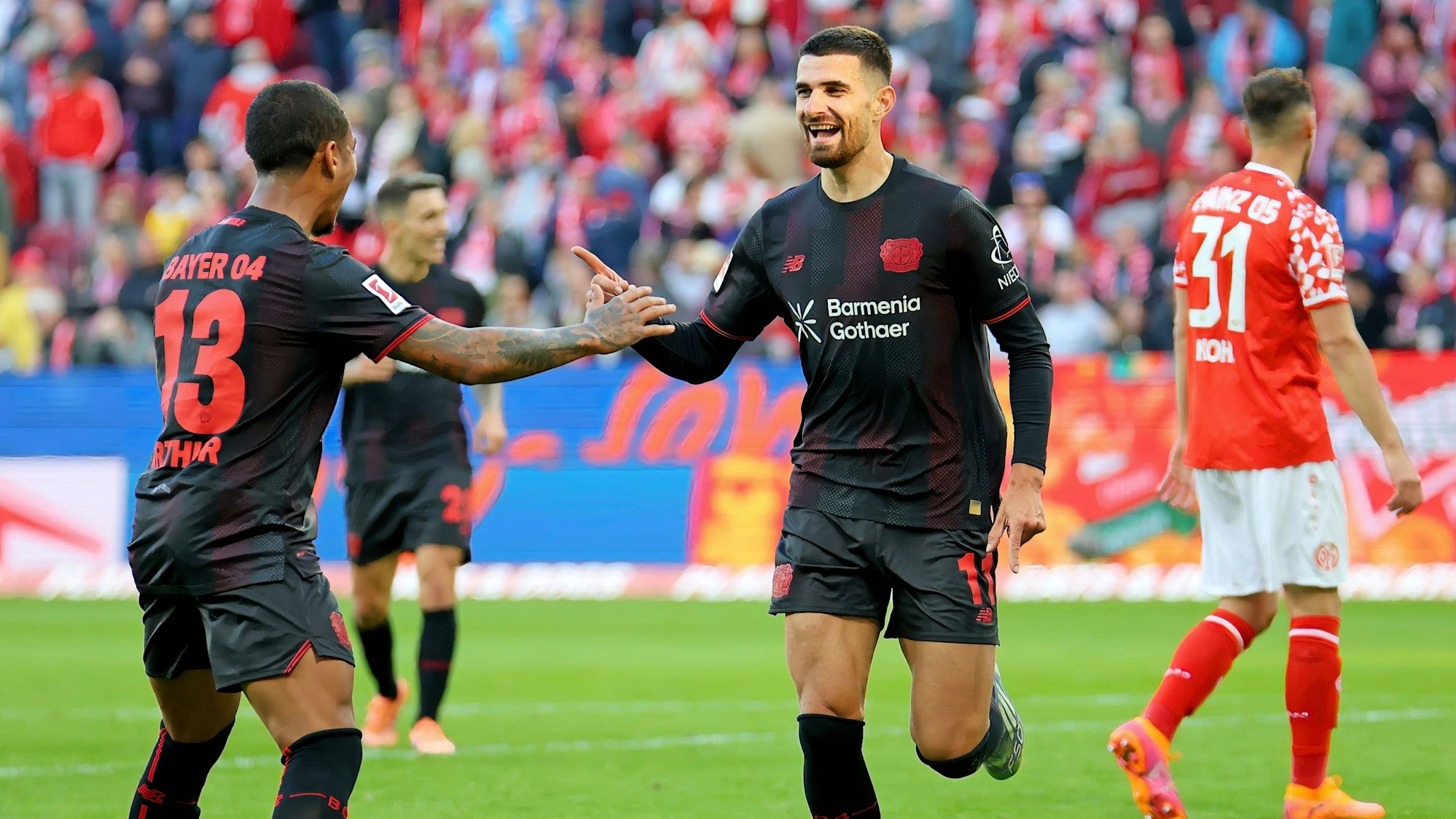 Zurück auf dem Platz und gleich erfolgreich: Martin Terrier (r.) nach seinem Treffer zum 4:2 in Mainz.