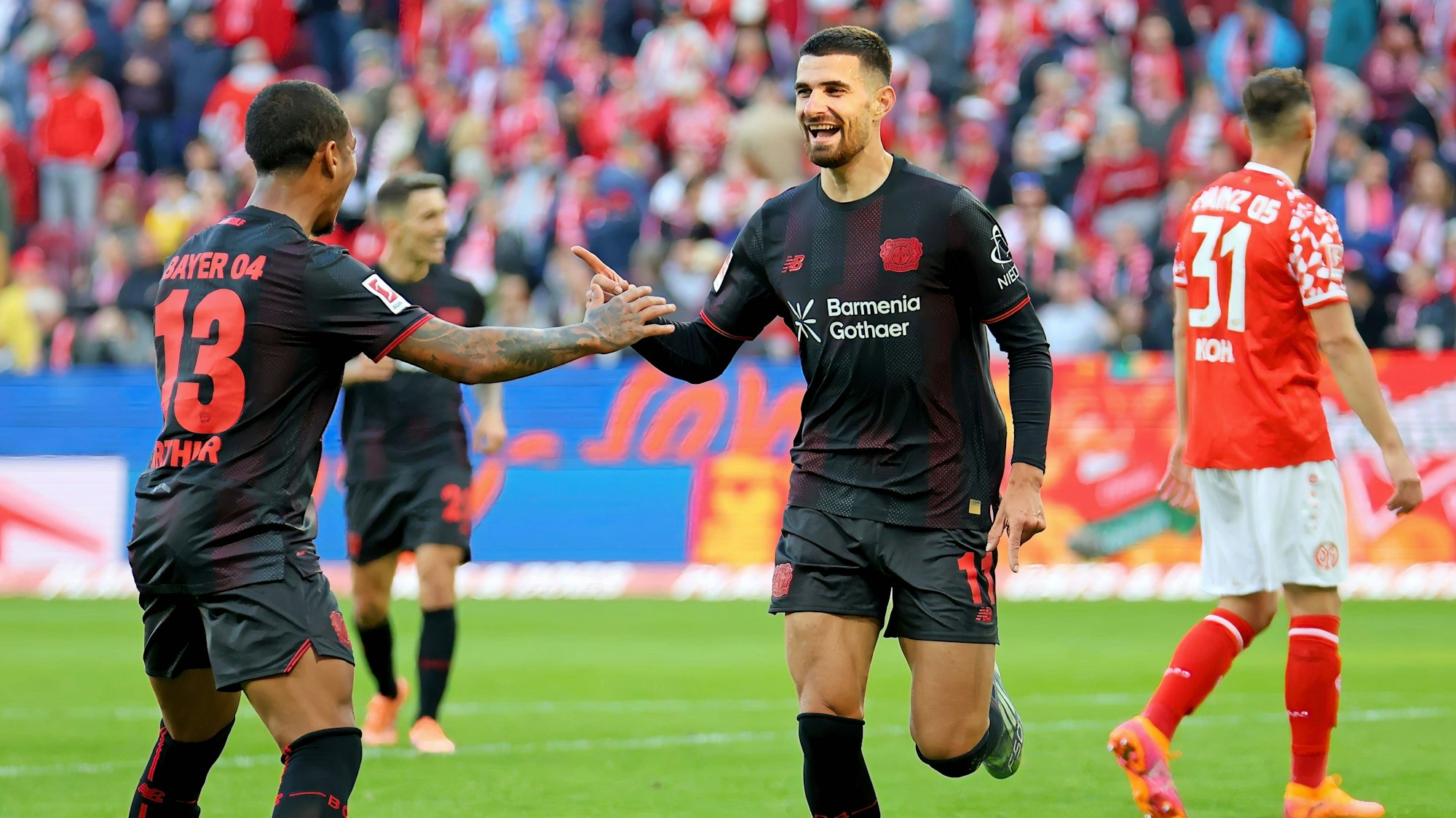 Zurück auf dem Platz und gleich erfolgreich: Martin Terrier (r.) nach seinem Treffer zum 4:2 in Mainz.