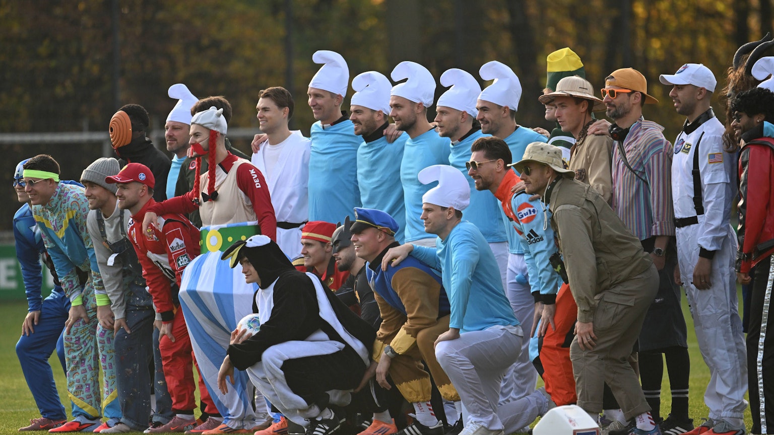 Training beim 1. FC Köln zum Karnevalsbeginn am 11.11.: Mannschaft und Trainerteam kamen verkleidet zum Geißbockheim.